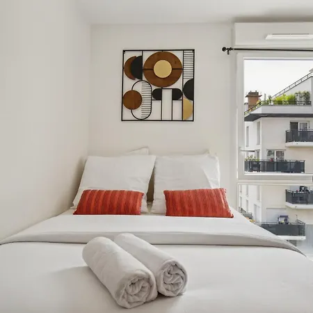 Chic And Comfortable With Parking And Balcony شقة *