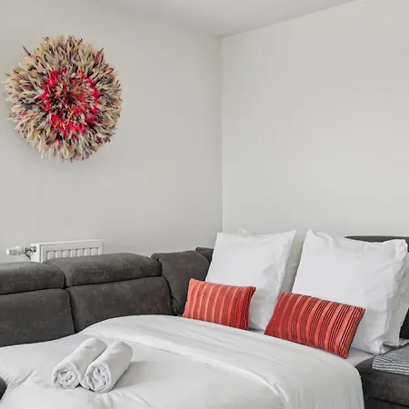 Chic And Comfortable With Parking And Balcony شقة *