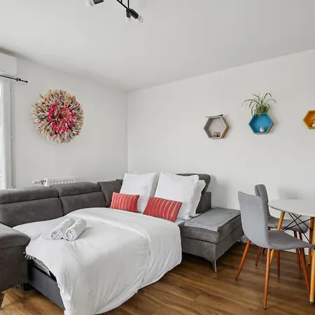 Chic And Comfortable With Parking And Balcony شقة *