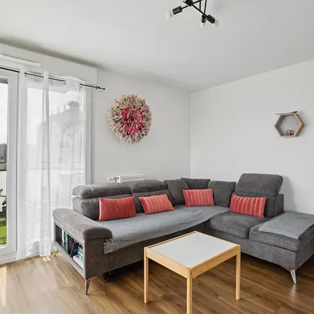 شقة Chic And Comfortable With Parking And Balcony بوزو