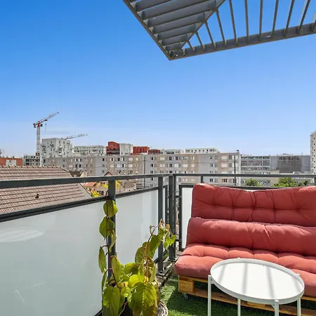 Chic And Comfortable With Parking And Balcony
