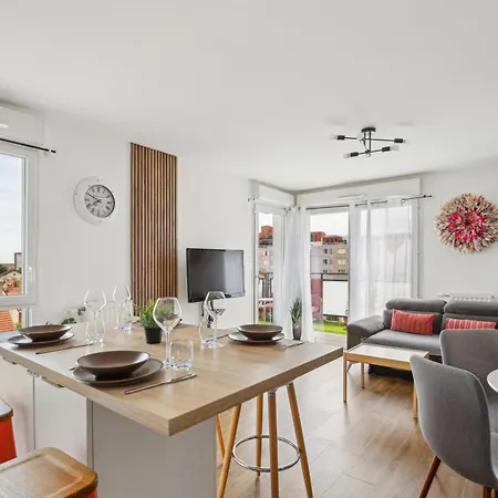 Chic And Comfortable With Parking And Balcony Bezons