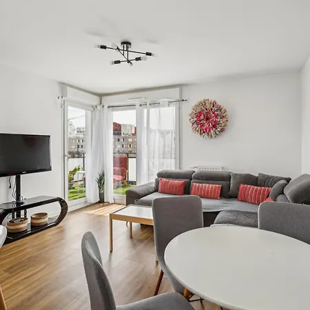 Chic And Comfortable With Parking And Balcony Apartment Bezons