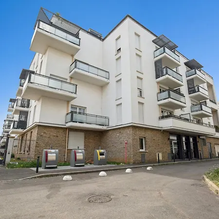 Chic And Comfortable With Parking And Balcony *