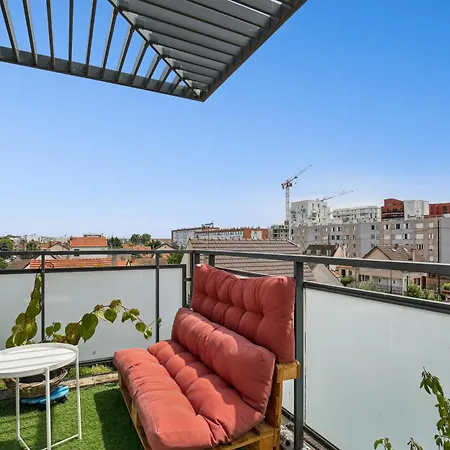 Chic And Comfortable With Parking And Balcony بوزو