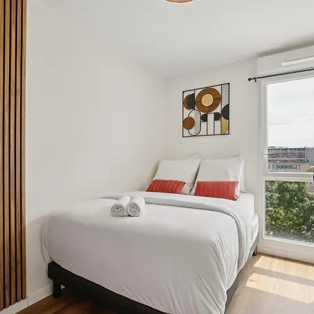 Chic And Comfortable With Parking And Balcony * بوزو